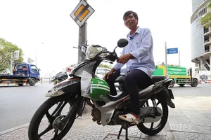 Ấm lòng chuyện ông xích lô bị CSGT bắt rồi được... tặng tiền