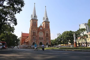 Đường phố Sài Gòn cuối tuần vắng như tết vì dịch COVID-19