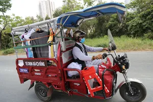 Cụ ông Sài Gòn miệt mài bán quần áo giá…0 đồng