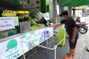 TP.HCM: Xuất hiện muôn kiểu tránh dịch COVID-19 độc đáo