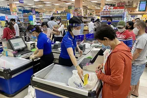 Chùm ảnh: Siêu thị, cửa hàng ở TP.HCM dồi dào hàng hóa