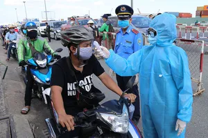 Chùm ảnh: Đội nắng kiểm tra y tế các phương tiện vào TP.HCM