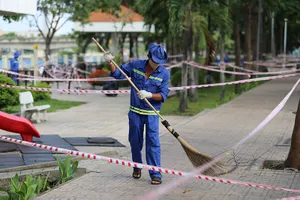 'Mạng nhện' ngăn người vào công viên để chống COVID-19