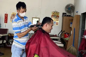 Hàng quán 'hồi sinh' trong ngày đầu nới lỏng cách ly xã hội