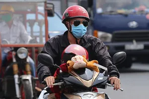 Người dân vật vã dưới trời nóng như đổ lửa ở Sài Gòn