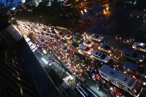 Hàng ngàn phương tiện 'chôn chân' trên đường sau cơn mưa lớn