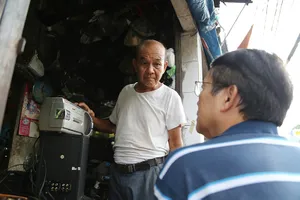 Người đàn ông hồi sinh những thiết bị cũ ở Sài Gòn