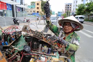 Nghề đập tivi có một không hai ở Sài Gòn