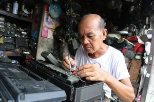 Gần 50 năm giữ nghề phục chế 'kỷ niệm' cho người Sài Gòn