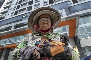 Chùm ảnh: Người phụ nữ gắn bó với nghề... đập tivi