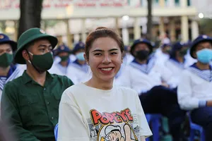 Nữ tân binh TP.HCM cười tươi khi lên đường nhập ngũ