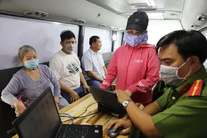 Cận cảnh xe lưu động đến tận khu phố cấp CCCD gắn chip 