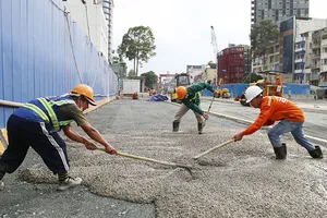 60 công nhân làm ngày đêm trả mặt bằng đường Lê Lợi trước 30-4