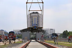 Đội nắng lắp đặt tàu metro lên đường ray tại depot Long Bình