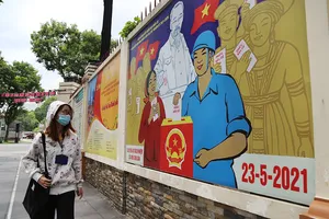 Đường phố TP.HCM rực rỡ cờ hoa sẵn sàng cho ngày bầu cử