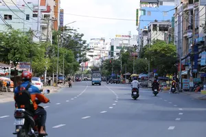 TP.HCM có 44 ca COVID-19, đường phố vắng vẻ lạ thường