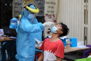 Ảnh: Người dân Bình Thạnh xếp hàng dài chờ xét nghiệm COVID-19