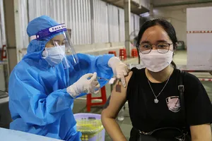 Chùm ảnh: Người dân TP.HCM tiêm vaccine Vero Cell 