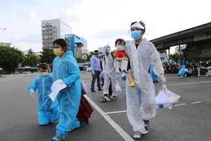 Những em nhỏ hồn nhiên theo cha mẹ về quê Phú Yên tránh dịch