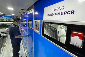 Xe xét nghiệm COVID-19 công suất hơn 2.000 mẫu/ ngày ở TP.HCM