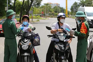 Chùm ảnh: Bộ đội tham gia kiểm soát tại các chốt ngày đầu siết chặt giãn cách