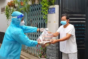 TP.HCM: Dân vui mừng khi vừa có thực phẩm, vừa có báo đọc miễn phí