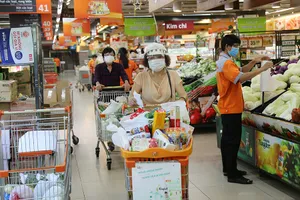 Chùm ảnh người dân quận 7 những ngày đầu tự đi siêu thị 