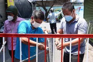 TP.HCM: Người dân vui mừng vì nhiều nơi bắt đầu tháo bỏ rào chắn