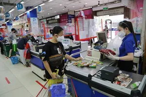Chùm ảnh: Người dân TP.HCM hào hứng đi siêu thị bằng thẻ xanh COVID-19