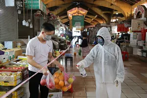 Cảnh mua bán ở chợ Bến Thành những ngày đầu hoạt động trở lại