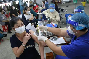 Chùm ảnh: Ngày đầu tiêm mũi nhắc lại vaccine phòng COVID-19 ở TP.HCM