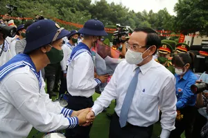 Chùm ảnh: Thanh niên TP.HCM hăng hái lên đường nhập ngũ