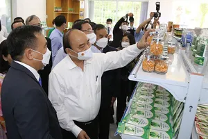 Chùm ảnh: Chủ tịch nước Nguyễn Xuân Phúc thăm, làm việc ở Củ Chi, Hóc Môn