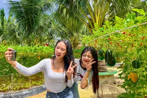 Giới trẻ trải nghiệm việc tự làm vườn và thu hoạch trái cây ở TP.HCM