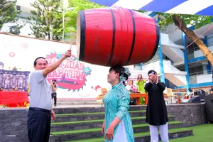 Học sinh hào hứng xem nghệ nhân biểu diễn đội chiếc trống to ở trường học