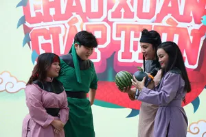 Gần 2.000 học sinh trường THPT Nguyễn Du hào hứng nghe 'Tục xưa Tết nay' ở sân trường 