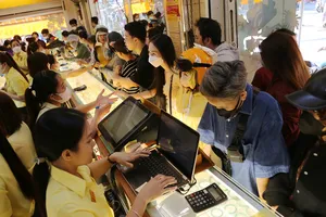 Người dân TP.HCM đổ xô mua vàng trước ngày vía Thần Tài