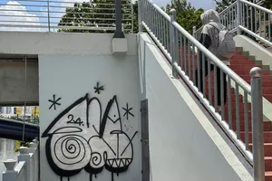 Cầu bộ hành kênh Nhiêu Lộc - Thị Nghè bị vẽ bậy khi mới đưa vào sử dụng