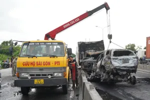 Chùm ảnh: Cận cảnh hiện trường vụ tai nạn liên hoàn tại cầu Phú Mỹ 