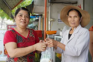 Bạn đọc Pháp Luật TP.HCM gửi tặng 300 phần 'cơm treo bún treo' cho các hoàn cảnh khó khăn