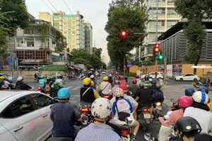 TP.HCM: Có biển báo phụ, nhiều người vẫn chưa thể rẽ phải khi đèn đỏ