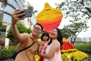 Dòng người đổ xô check-in đường hoa Phú Mỹ Hưng ở 'khu nhà giàu' TP.HCM