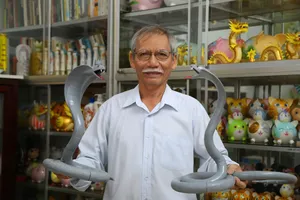 Độc đáo 'Bé Na' - linh vật rắn làm từ ống nước của người họa sĩ già