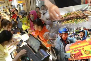 Đông nghẹt người tìm mua vàng, cá lóc nướng, heo quay ngày vía Thần Tài ở TP.HCM