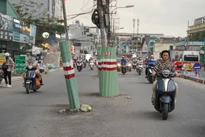 Lái xe luồn lách qua 'ma trận' chướng ngại vật giữa đường ở TP.HCM