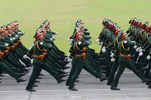 Hơn 1.000 chiến sĩ 'vượt nắng, thắng mưa' hợp luyện diễu binh trên thao trường Quân đoàn 34 