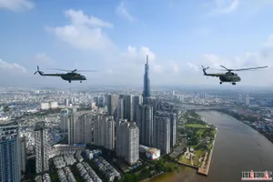 Từ khoang lái trực thăng nhìn không quân tập luyện trên bầu trời TP.HCM