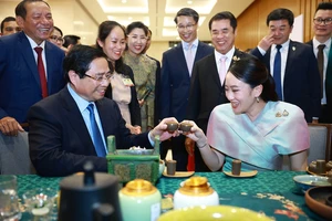Thủ tướng Phạm Minh Chính và Thủ tướng Thái Lan thưởng thức trà truyền thống Việt Nam