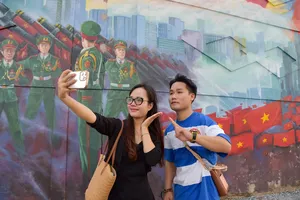 Bức tranh bích họa độc đáo dài 300 mét trên đường phố TP.HCM