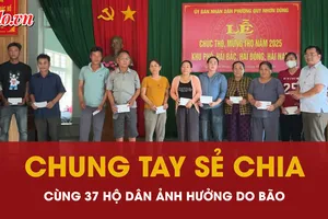 Báo Pháp Luật TP.HCM trao quà cho 37 hộ dân bị sập nhà, tốc mái do bão số 13